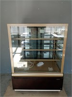 ВИТРИНА кондитерская KC70 VV 0,9-1 STANDARD (ВХСв - 0,9д Carboma Cube Люкс). 93013